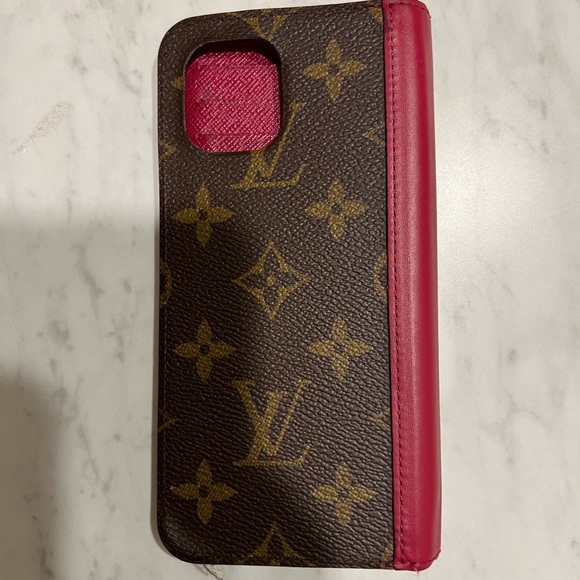 iPhone 11 Louis Vuitton phone case - Picture 6 of 9